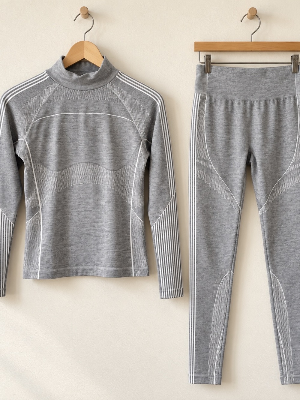 Athleta Womens Small Gray White Seamless Base Layer Set Turtleneck and Leggings